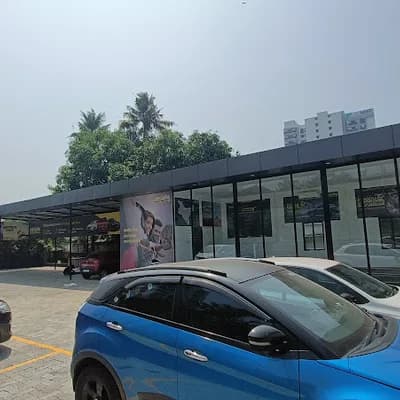 Car And Bike By Mahindra First Choice Vayalat Kochin logo