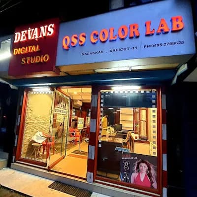 Devans Digital Studio And Q S S Color Lab logo