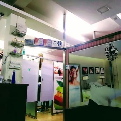 Z 4 Men Hair And Beauty Parlour logo
