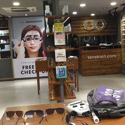 Lenskart Com At Kanjikuzhy First Lens Replacement Free logo