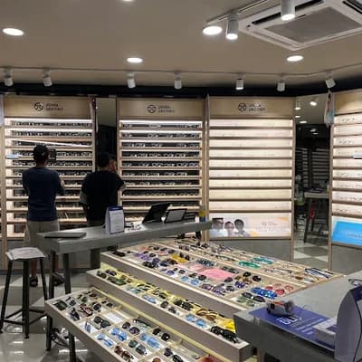Lenskart Com Flagship Store At Poothole Thrissur First Lens Replacement Free logo