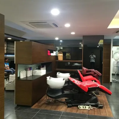 Makeover V 2 0 Hair Makeup Beauty Salon logo
