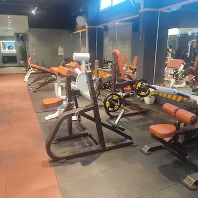 Club7 The Premium Fitness Club logo
