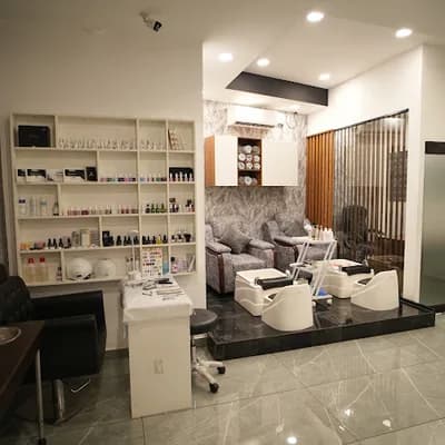 Manju Calluna Unisex Salon And Bridal Makeup Studio logo
