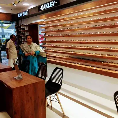 Emirates Optician logo